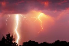 bfb-warnt-blitze-sind-brandgefaehrlich