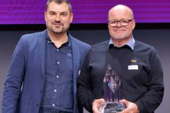 Ivan-Skender-links-Stiftung-Umwelt-Arena-Schweiz-und-Roger-Balmer-Hybridbox-AG-freuen-sich-ueber-den-Award Ivan-Skender-links-Stiftung-Umwelt-Arena-Schweiz-und-Roger-Balmer-Hybridbox-AG-freuen-sich-ueber-den-Award