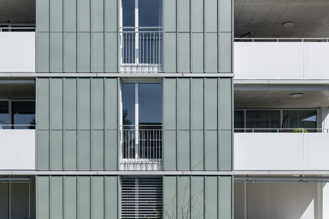 Fassade-mit-Photovoltaikmodulen-Foto-Beat-Buehler
