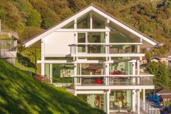 schweizer-bauherren-setzen-auf-spezialloesungen-im-hang-von-huf-haus