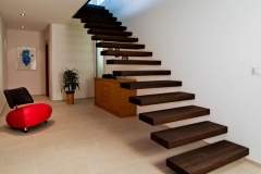 wir-stehen-auf-keller-treppen-1