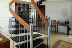 wir-stehen-auf-keller-treppen-12