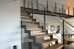 wir-stehen-auf-keller-treppen-2