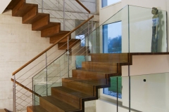 wir-stehen-auf-keller-treppen-5