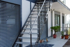 wir-stehen-auf-keller-treppen-6
