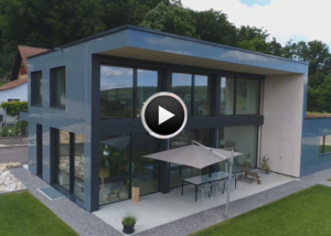 Holz-Glas-Haus mit Alpenblick