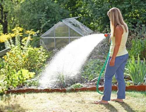 Mit einer Zisterne im Garten Trinkwasser sparen