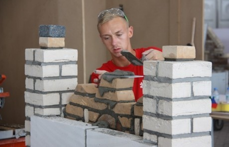 Maurer Kevin Hofer gewinnt an der Berufs-WM in Abu Dhabi Diplom